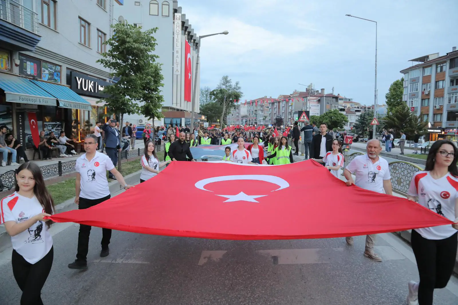 EDİRNE’DE 19 MAYIS: SOKAKLARDA FENER ALAYI, SAHNEDE EMRE AYDIN galeri görseli